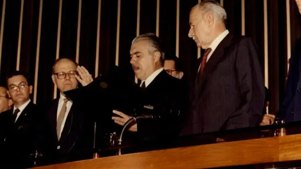 Posse de José Sarney na presidência, em 1985, marcou a transição democrática do país.