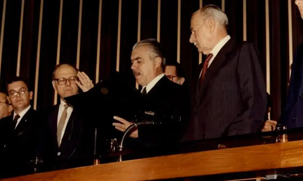 Posse de José Sarney na presidência, em 1985, marcou a transição democrática do país.