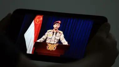 Porta-voz dos houthis em pronunciamento na TV do Iêmen.