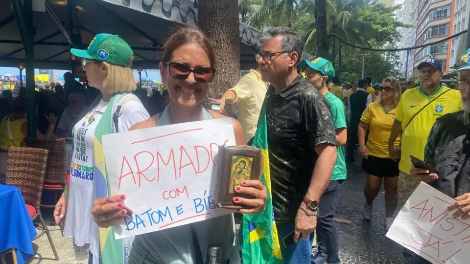 Ana Cláudia, de 54 anos, presente na manifestação em Copacabana.