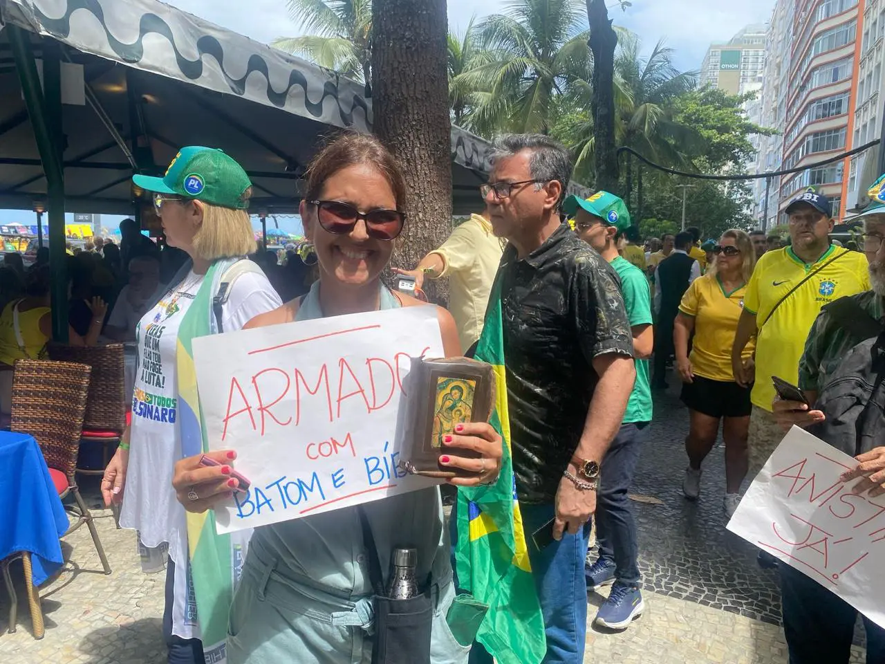 Ana Cláudia, de 54 anos, presente na manifestação em Copacabana. 