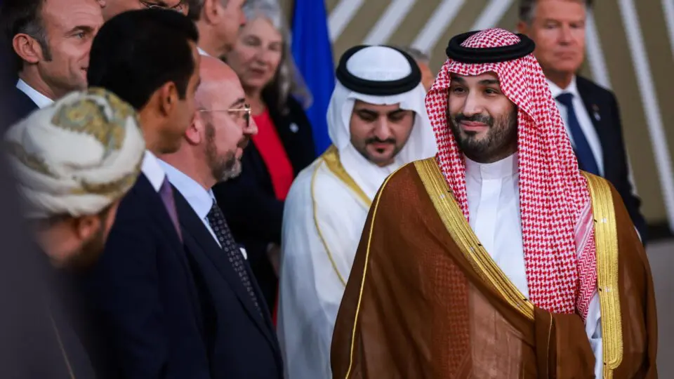 O príncipe herdeiro da Arábia Saudita, Mohammed bin Salman (à direita), participa da cúpula UE-Conselho de Cooperação do Golfo (CCG) em Bruxelas, Bélgica, 16 de outubro de 2024.