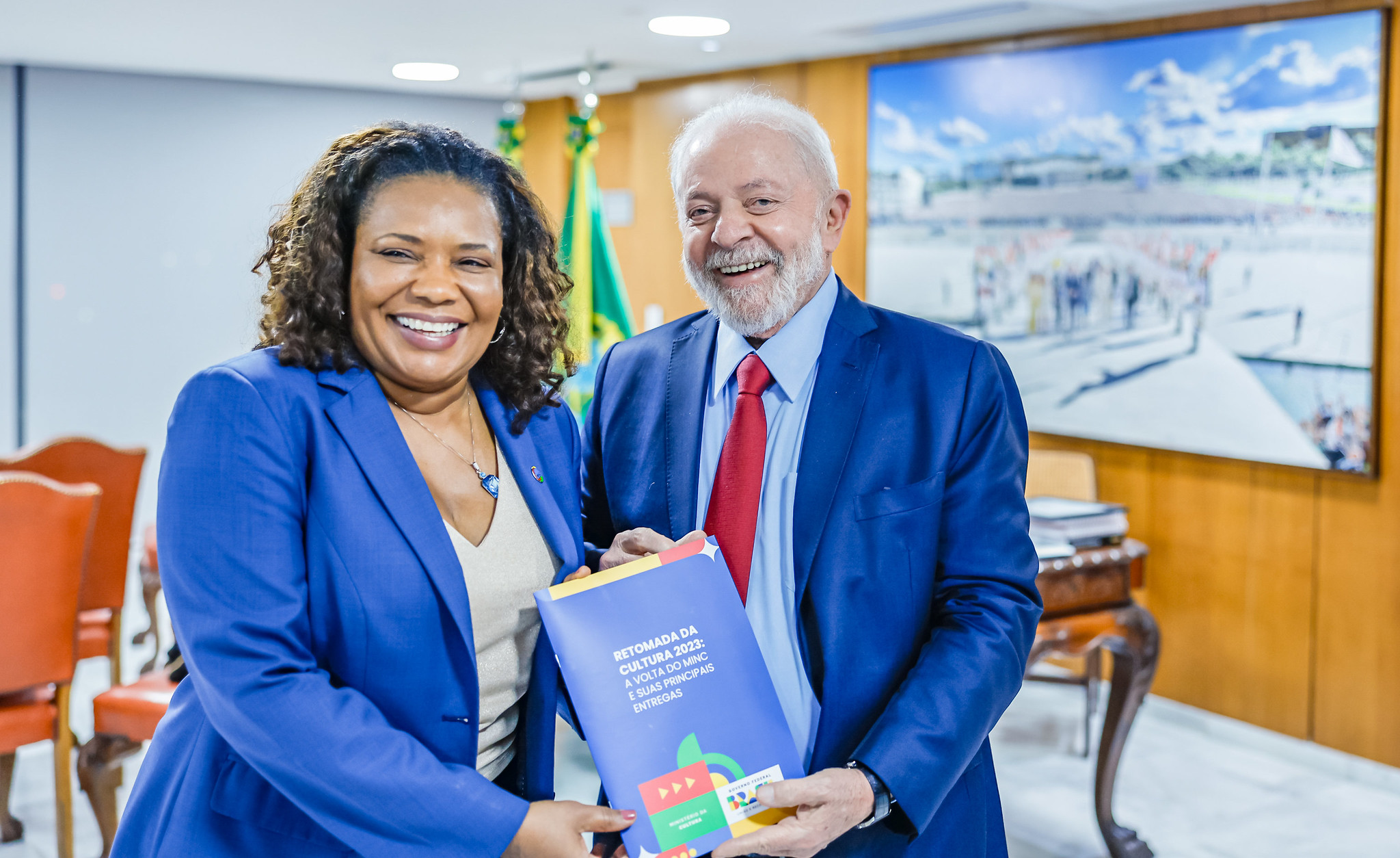 A ministra da Cultura, Margareth Menezes, com o presidente Lula