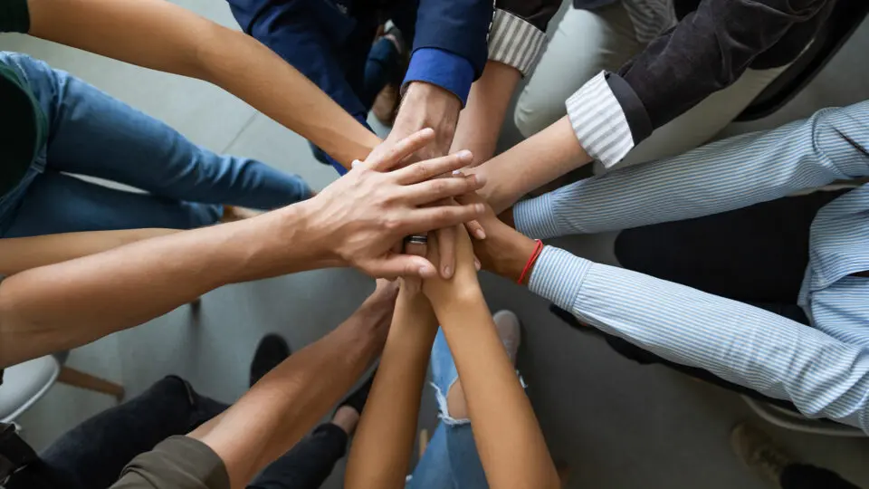 O associativismo é a prática de unir indivíduos ou empresas em associações para alcançar objetivos comuns, compartilhar recursos e fortalecer a colaboração.