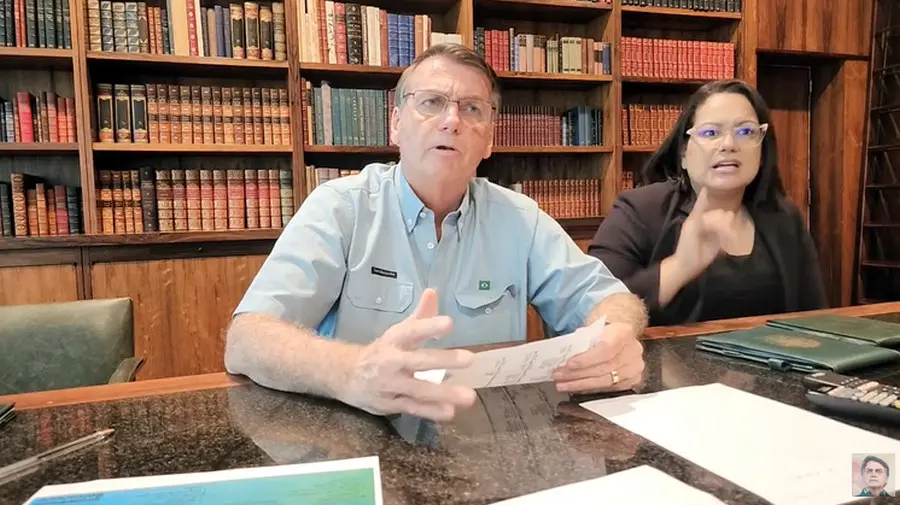 Na última live como presidente, Jair Bolsonaro agradece pelos quatro anos de mandato; para defesa, é prova que ele reconheceu derrota e não iria dar golpe