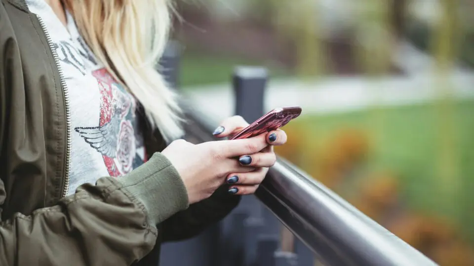 O "FOMO" (Fear of Missing Out, ou "medo de estar perdendo algo") é um fenômeno crescente entre os adolescentes.