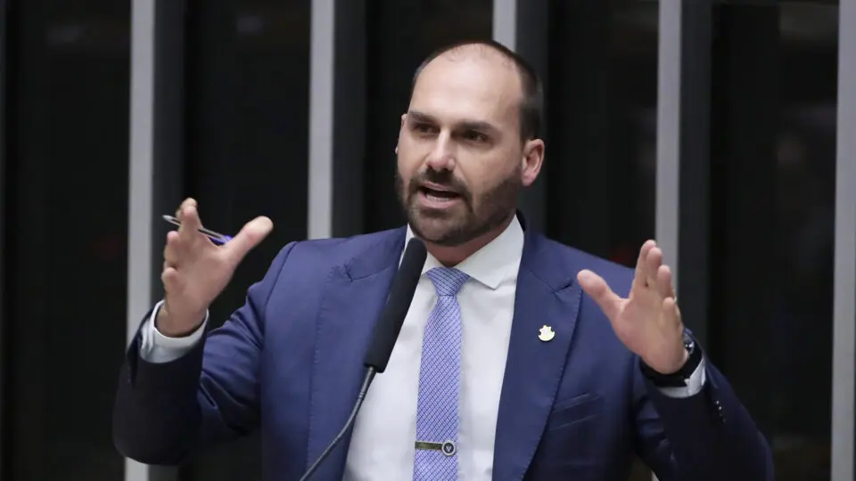 PGR é contra pedido de apreensão do passaporte de Eduardo Bolsonaro