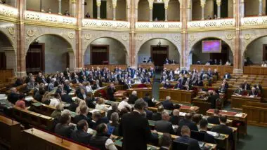 Parlamento da Hungria aprova lei que proíbe a realização da parada LGBT no país