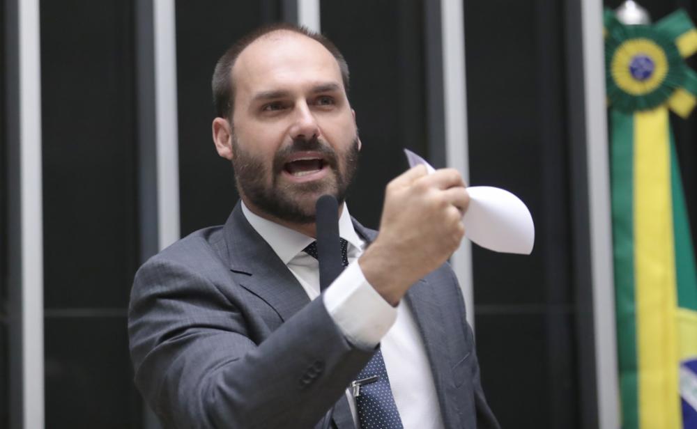 Deputado federal Eduardo Bolsonaro (PL-SP) anunciou que pedirá licença do cargo para ficar nos EUA