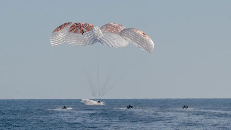 Astronautas que ficaram 9 meses “presos” no espaço retornam à Terra em cápsula de Musk