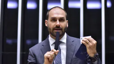 Eduardo Bolsonaro chama Moraes de “psicopata” e diz que não voltará ao Brasil