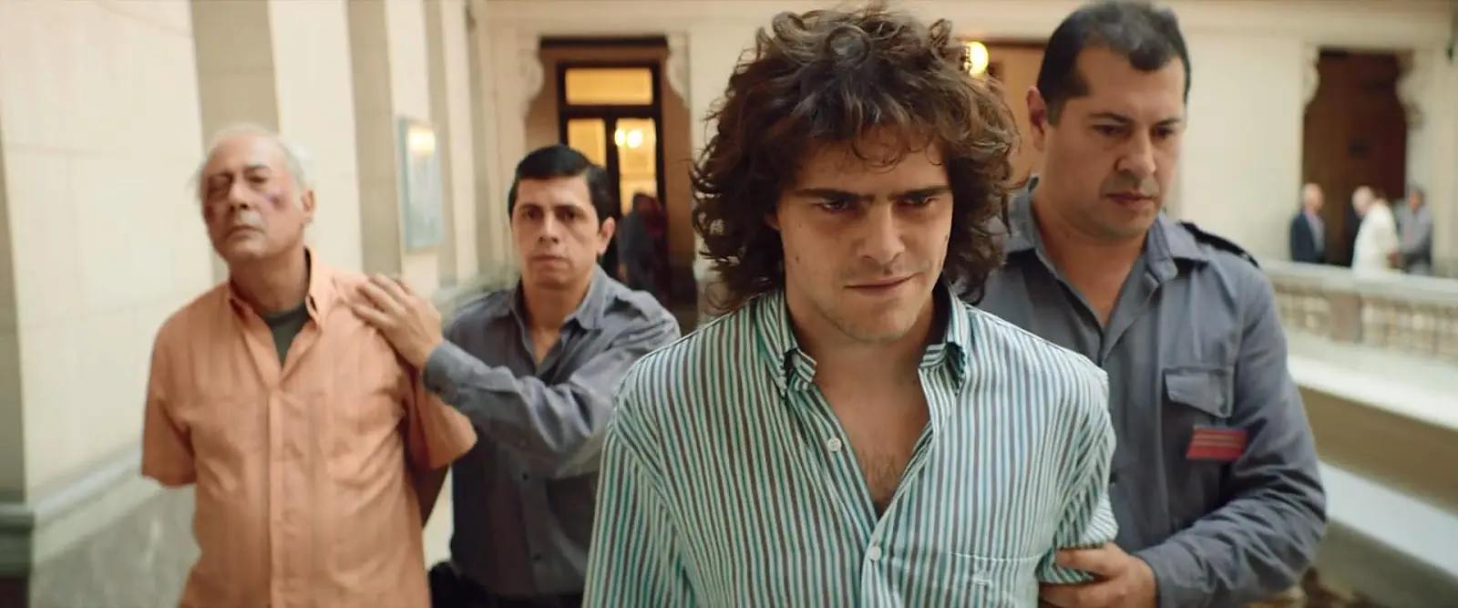 Arquímedes Puccio e Alejandro Puccio são escoltados por policiais