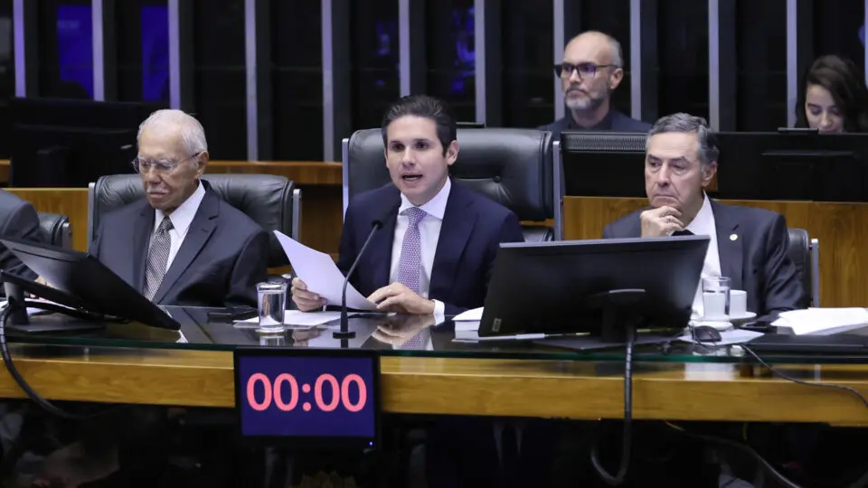 Hugo Motta diz que não existem exilados políticos no Brasil