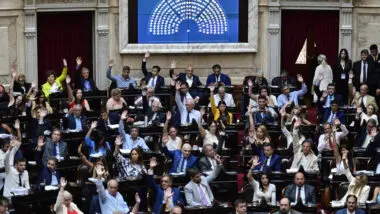 Em vitória para Milei, deputados argentinos aprovam decreto sobre novo acordo com o FMI