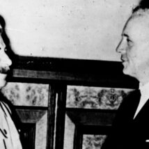 O chanceler alemão, Joachim Von Ribbentrop (à direita) e o líder soviético Joseph Stalin apertam as mãos após a assinatura do acordo sobre a delimitação das fronteiras polonesas entre a Alemanha e a Rússia, em Moscou. Imagem referente a matéria