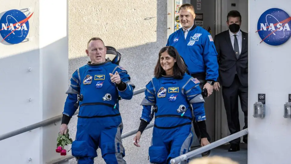 Os astronautas Butch Wilmore (à esquerda) e Suni Williams, ambos da NASA, saem do Edifício de Operações e Checkout Neil A. Armstrong para o Complexo de Lançamento Espacial-41 em Titusville, Flórida, EUA, 06 de maio de 2024.