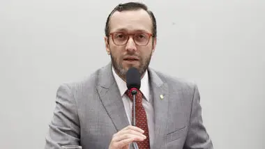 Comissão presidida pelo deputado Filipe Barros (PL-PR) (foto) pode atrapalhar parcerias de Lula com a China e barrar ONGs.