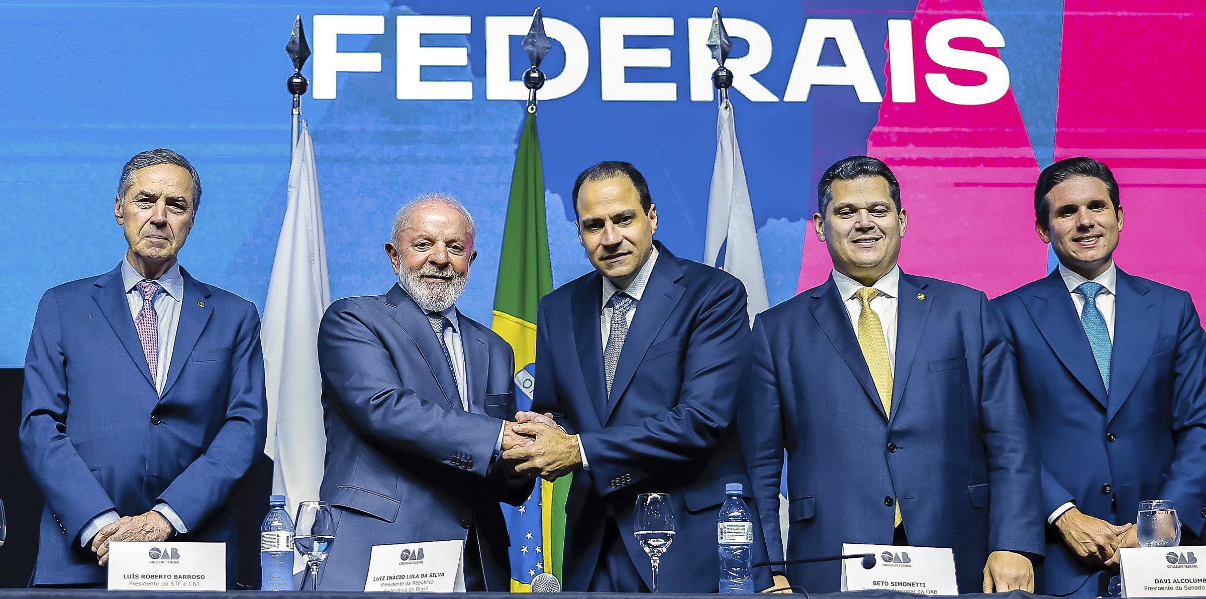 Lula e o presidente do Conselho Federal da OAB, Beto Simonetti, em cerimônia com a participação dos presidentes do STF, Luís Roberto Barroso; da Câmara, Hugo Motta; e do Senado, Davi Alcolumbre.