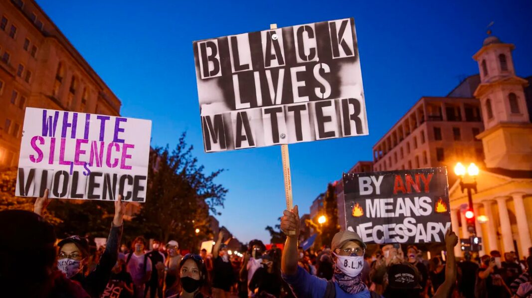 Protesto do Black Lives Matter em Washington, em 2020: movimento influenciado pela Teoria Crítica da Raça.
