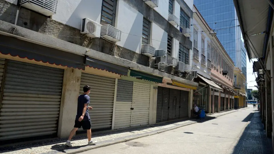Lojas fechadas no centro do Rio de Janeiro em março de 2021: lockdowns foram ineficazes.