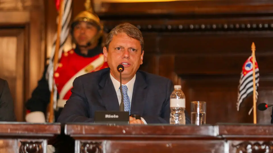 Tarcísio elogia urna eletrônica e diz que Brasil é referência