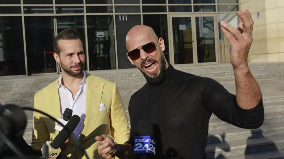 O ex-kickboxer profissional e influenciador de mídia social Andrew Tate (à direita), apoiado por seu irmão Tristan (à esquerda), gesticula após uma audiência sobre devolução de bens confiscados em Bucareste, Romênia, 09 de janeiro de 2025.