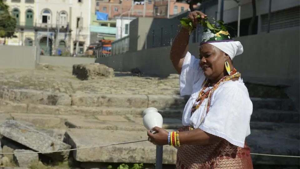 Representante do Centro Cultural Pequena África, Celina de Xangô, participa de lavagem do Cais do Valongo, no Rio de Janeiro.