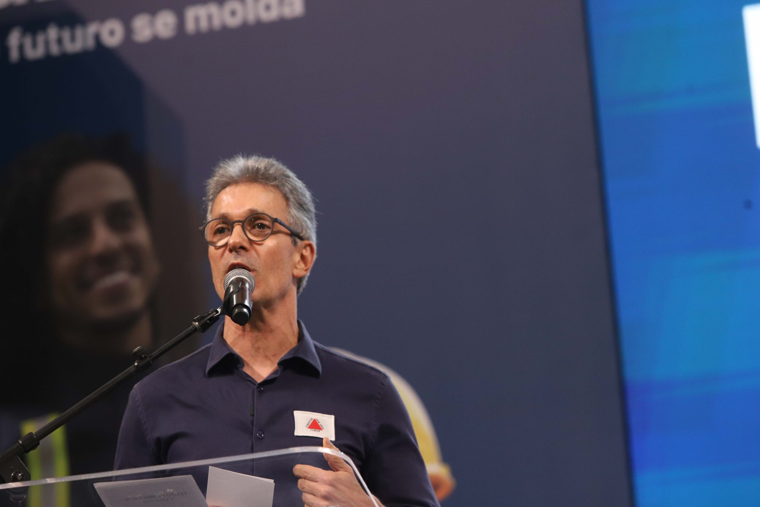 Privatizações de empresas estatais é encarado como caminho para resolver dívidas públicas em Minas.