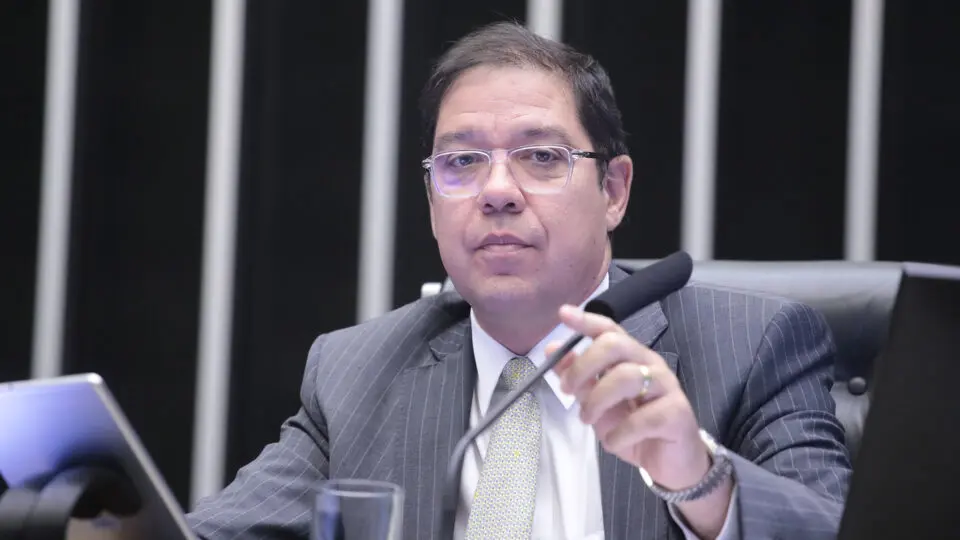 Parlamentares do PL assumem presidência da Câmara e do Senado com Motta e Alcolumbre no exterior