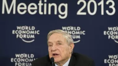 O bilionário progressista George Soros no Fórum Econônico Mundial: organização impulsiona a "anomalia" do identitarismo.