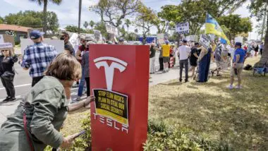 FBI cria força-tarefa para investigar responsáveis por ataques contra a Tesla nos EUA