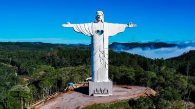 Estátua de Cristo Protetor de Encantado.