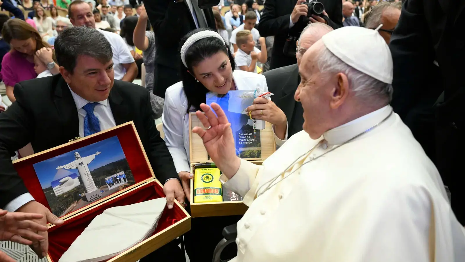 Papa Francisco abençoou fragmento da estátua de Cristo Protetor de Encantado.