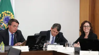 Bolsonaro culpa Carla Zambelli por derrota em 2022: “Tirou nosso mandato”