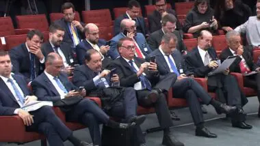 O ex-presidente Jair Bolsonaro (PL) acompanha julgamento no STF ao lado de advogados.