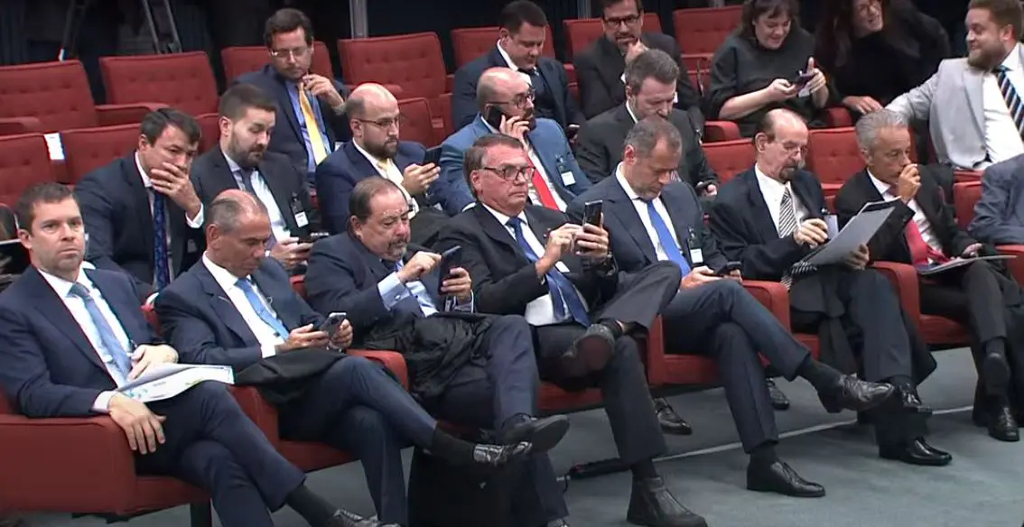 O ex-presidente Jair Bolsonaro (PL) acompanha julgamento no STF ao lado de advogados.