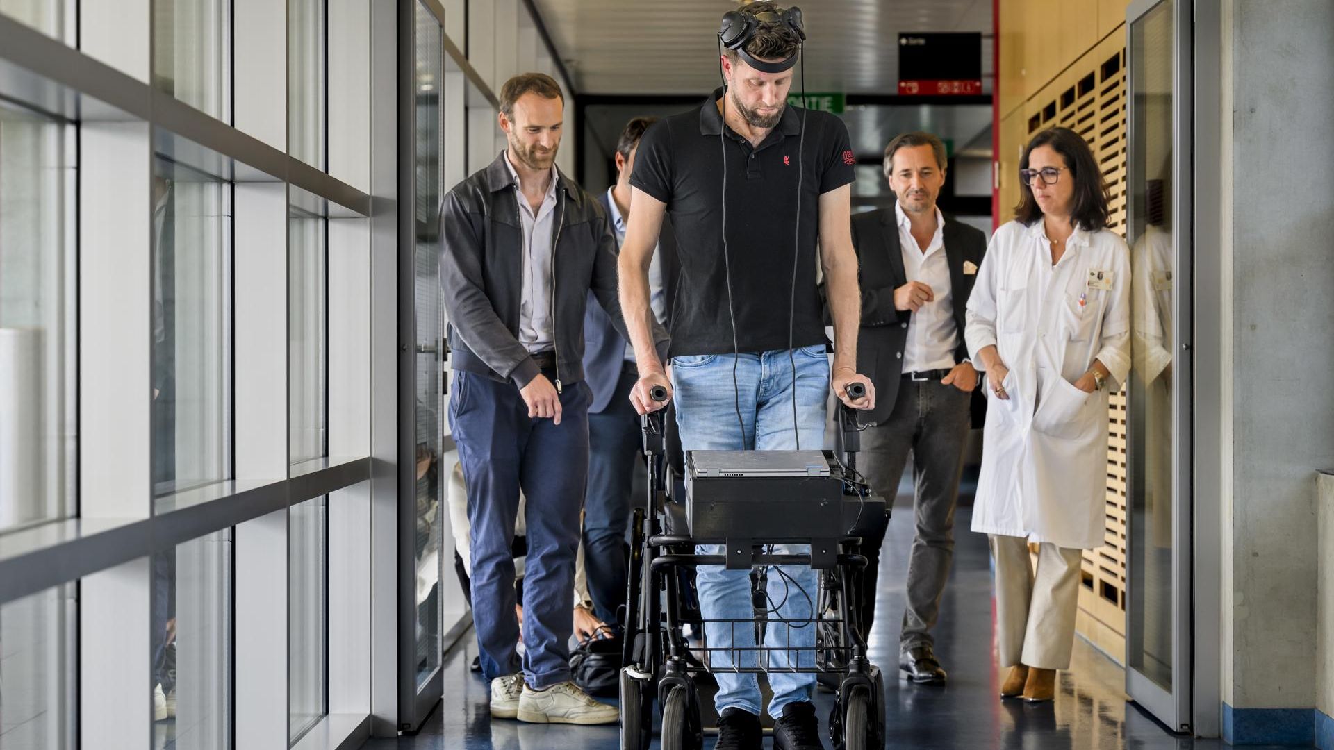 Neurotecnologia: o paciente paraplégico holandês Gert-Jan caminha graças à Interface Cérebro-Computador (BCI) que permite a caminhada controlada pelo pensamento após lesão da medula espinhal, Lausanne, Suíça, 23 de maio de 2023.