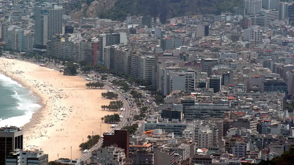 Serviços como Airbnb estão na mira da base de Paes no Rio de Janeiro.