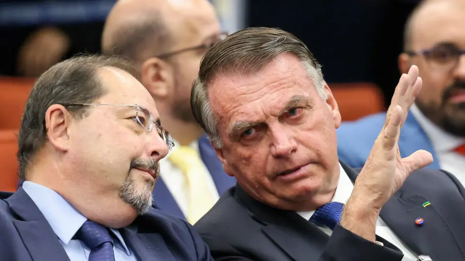 O ex-presidente Jair Bolsonaro e seu advogado de defesa, Celso Vilardi durante julgamento sobre a denúncia por suposta tentativa de golpe.