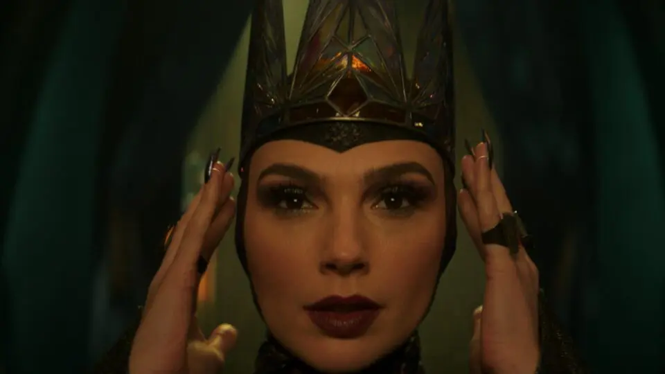 A atriz israelense Gal Gadot interpreta a bruxa malvada