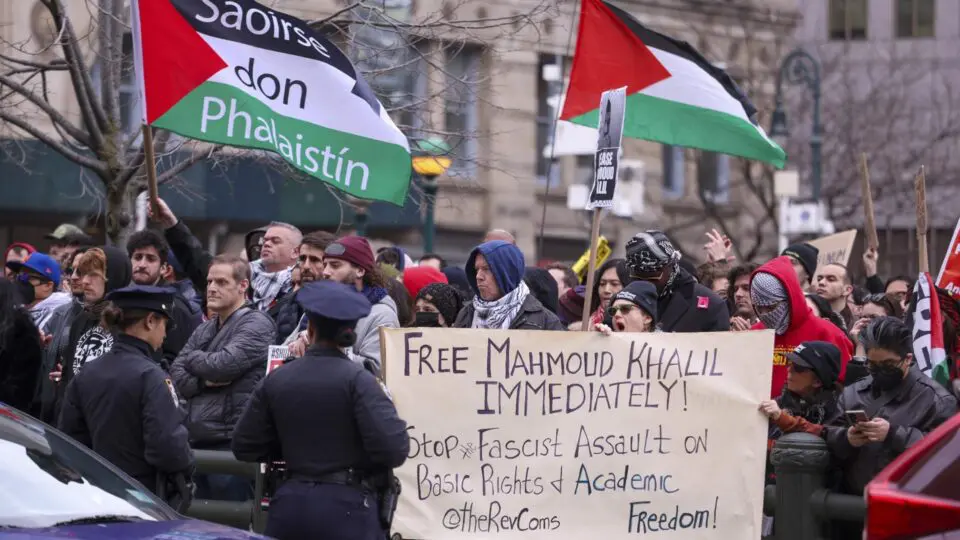 Manifestantes se reúnem na Foley Square, perto do tribunal federal onde foi realizada uma audiência sobre o caso do graduado da Universidade de Columbia e ativista palestino Mahmoud Khalil, para protestar contra sua recente prisão em Nova York, EUA, 12 de março de 2025.