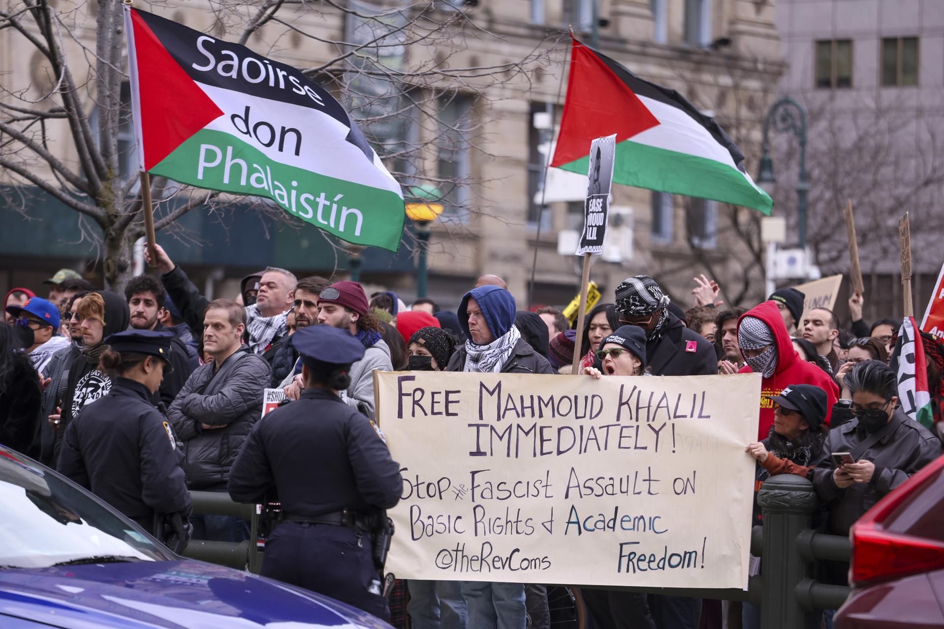 Manifestantes se reúnem na Foley Square, perto do tribunal federal onde foi realizada uma audiência sobre o caso do graduado da Universidade de Columbia e ativista palestino Mahmoud Khalil, para protestar contra sua recente prisão em Nova York, EUA, 12 de março de 2025.