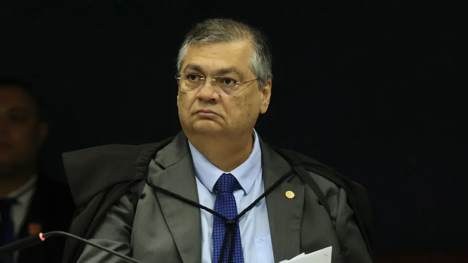 O ministro Flávio Dino acompanhou o ministro Alexandre de Moraes no voto para tornar Bolsonaro e outros sete réus por suposta tentativa de golpe de Estado.