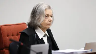 Ministra Carmen Lucia vota para tornar Bolsonaro réu na denúncia por suposta tentativa de golpe.