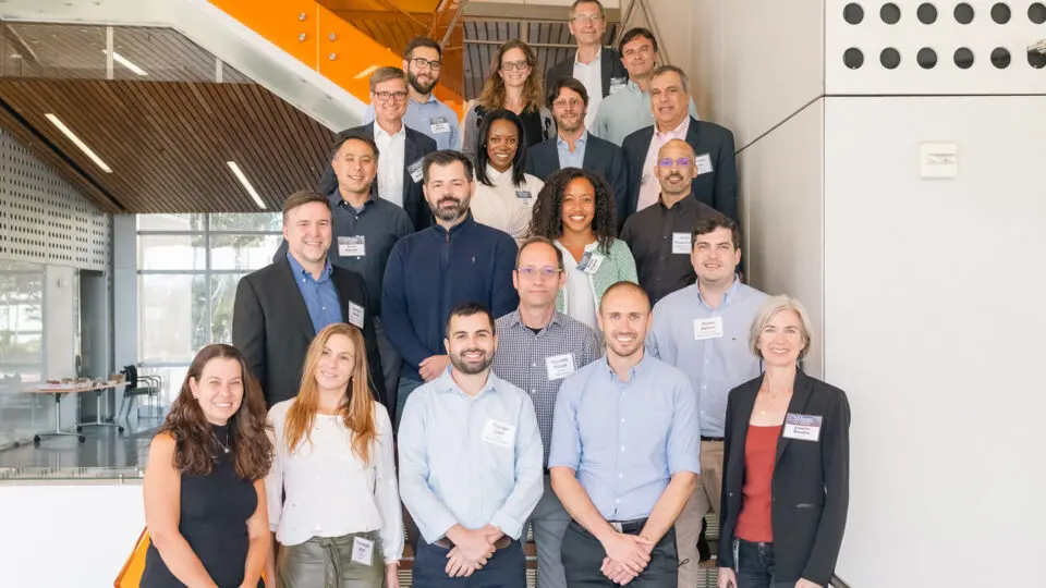 Pesquisadores do IDOR, do Rio de Janeiro, São Paulo e Salvador, visitam o Innovative Genomics Institute (IGI), na Califórnia. Na primeira fila, à direita, está Jennifer Doudna, vencedora do Prêmio Nobel.