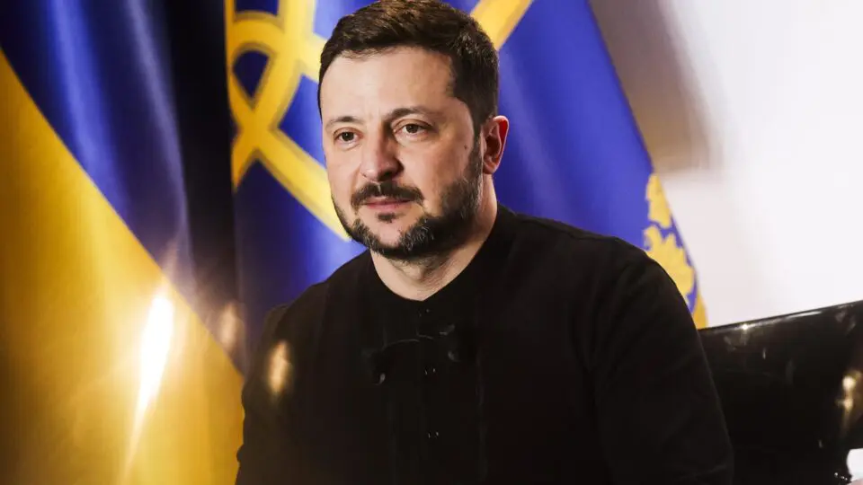Zelensky acusa China de fornecer armas para a Rússia