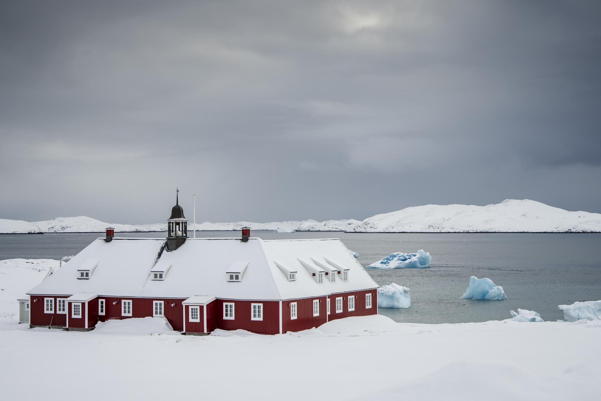 Igreja em uma praia em Nuuk, Groenlândia.