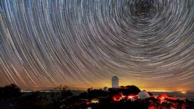 O Instrumento Espectroscópico da Energia Escura (DESI, na sigla em inglês) mapeia objetos distantes para estudar energia escura.