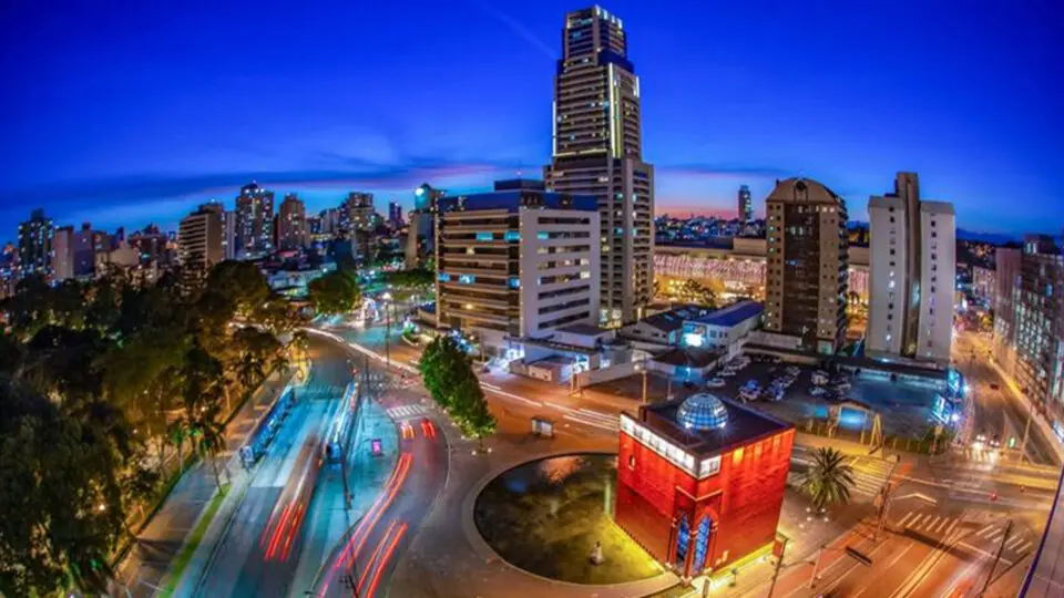 Curitiba foi eleita a Comunidade Mais Inteligente do Mundo em 2024, pelo Intelligent Community Forum (ICF – Fórum de Comunidades Inteligentes).