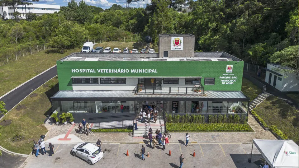 Primeiro hospital veterinário do Paraná realiza consultas, cirurgias, exames laboratoriais e de imagem, internação e especialidades como oftalmologia, cardiologia, oncologia e ortopedia.